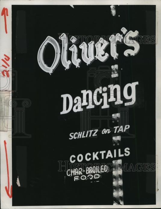 1974 Press Photo Drinks and entertainment at Oliver's in Milwaukee - mja91526-Historic Images