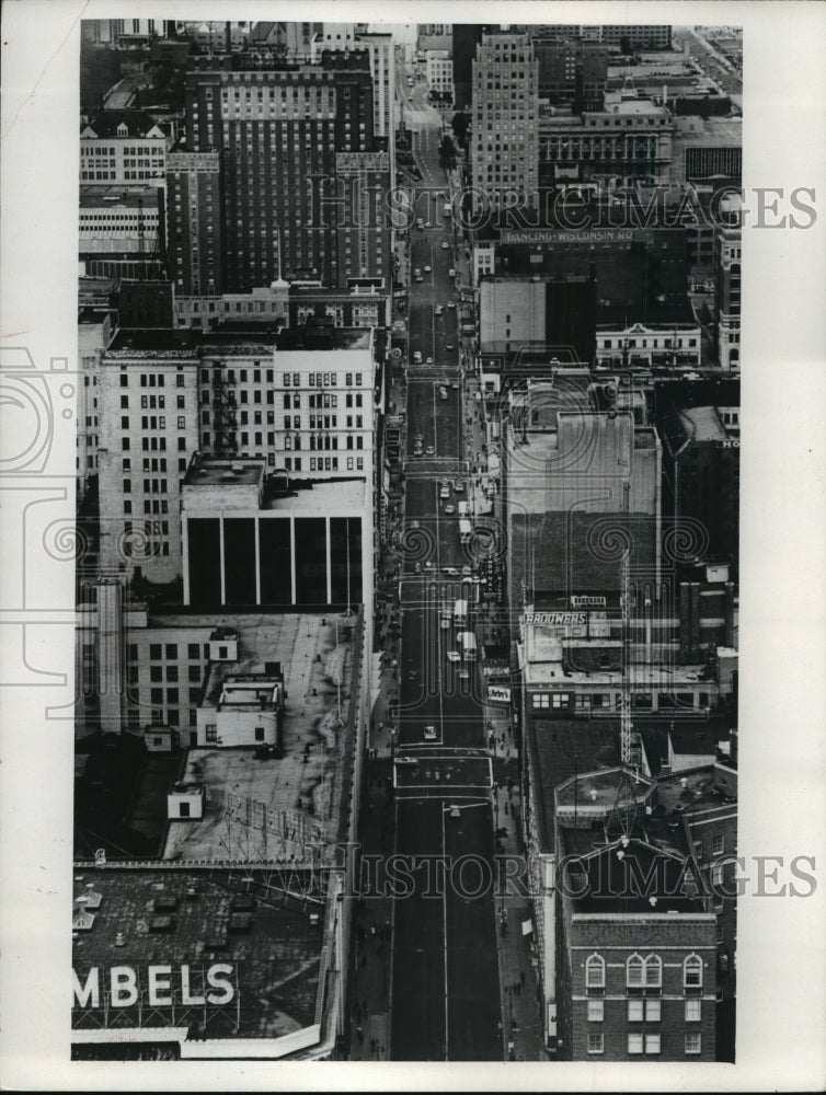1974 Press Photo Aerial view of downtown Milwaukee west along Wisconsin Avenue - Historic Images