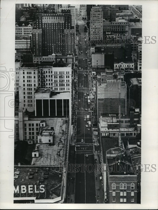 1974 Press Photo Aerial view of downtown Milwaukee west along Wisconsin Avenue - Historic Images