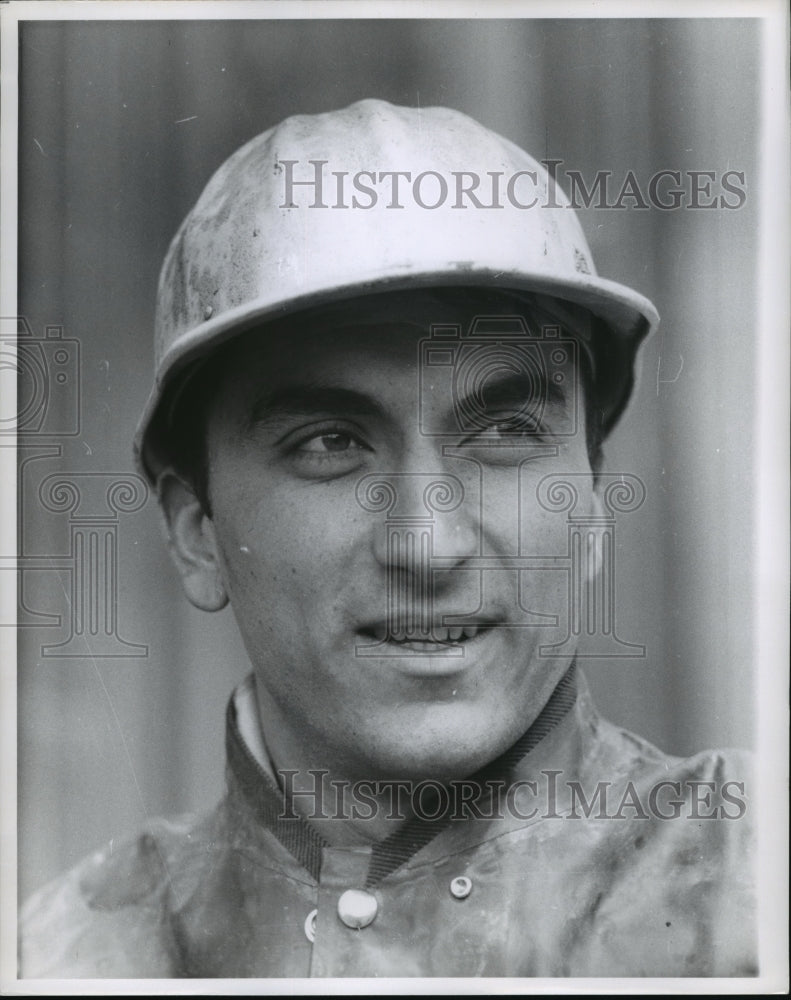 1960 Press Photo workman on construction of new addition in Milwaukee - Historic Images