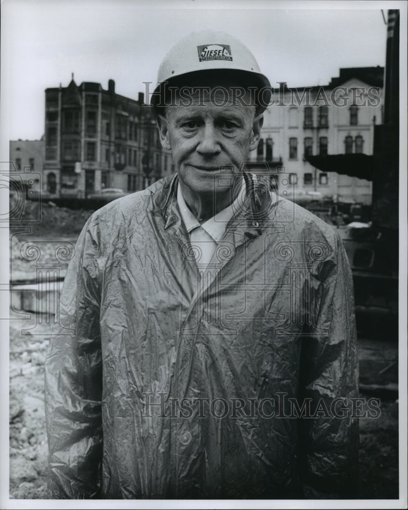 1960 Press Photo construction worker on new addition of Milwaukee building-Historic Images