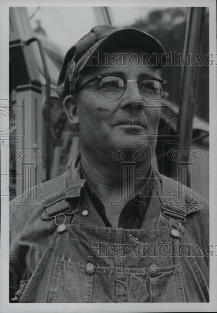 1960 Press Photo construction worker on new addition of Milwaukee building - Historic Images