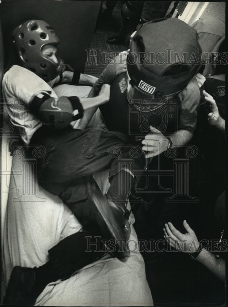 1993 Press Photo Milwaukee County Sheriff&#39;s Deputy Garrett Page practices drills - Historic Images