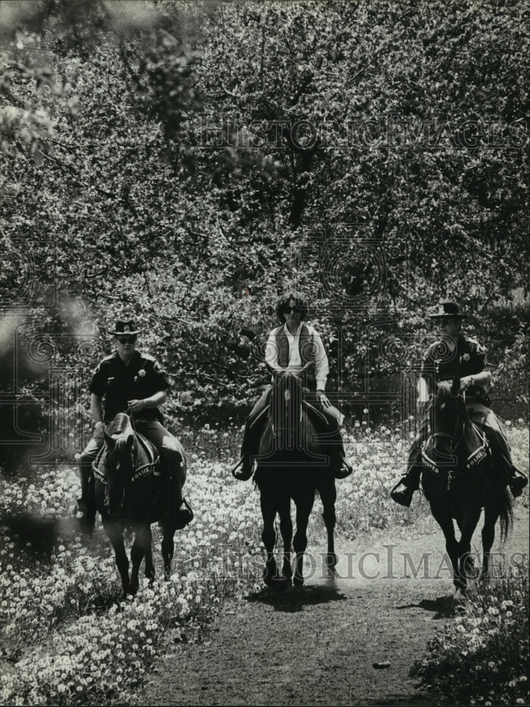 1980 Press Photo Marilyn Kucer Rides with Milwaukee County Sheriff&#39;s Deputies - Historic Images