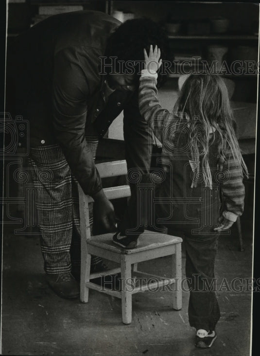 1982 Press Photo Lovell Hollinger Ties Shoelaces at Children's Discovery Center - Historic Images