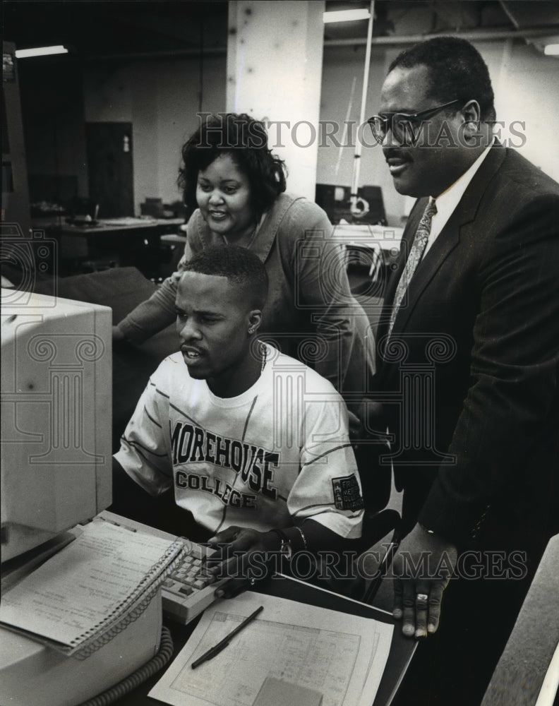 1993 Press Photo Electech president and others look at design plans in Milwaukee - Historic Images