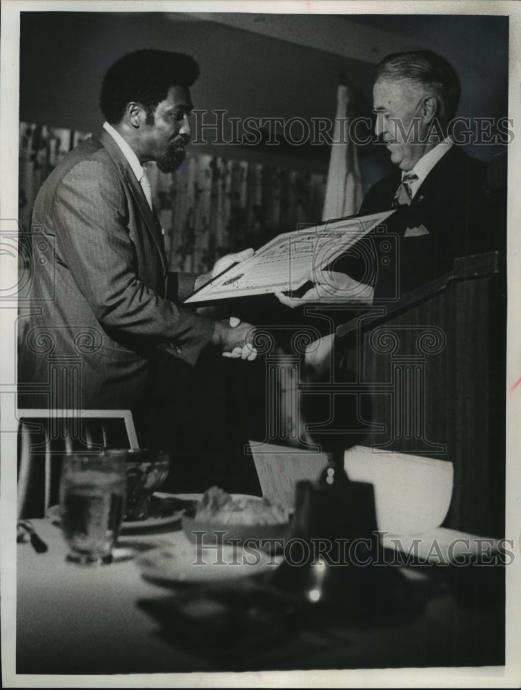1971 Press Photo Ort Enstad presents Jimmie Davison the club&#39;s charter.-Historic Images
