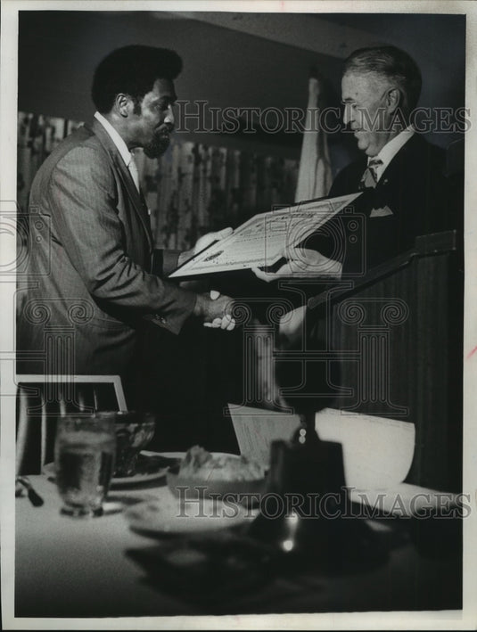 1971 Press Photo Ort Enstad presents Jimmie Davison the club's charter.-Historic Images
