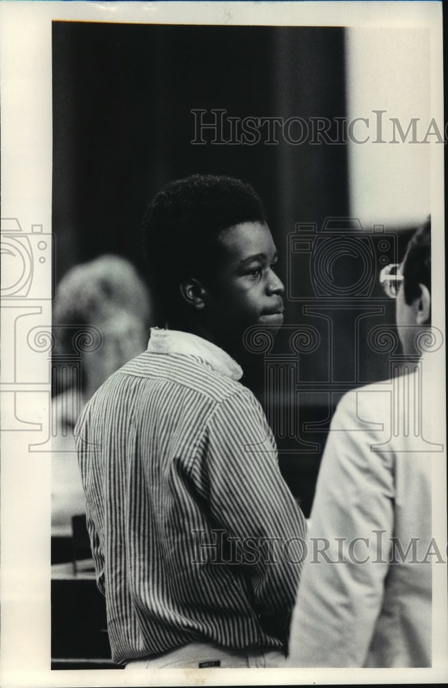 1985 Press Photo David Davis appears in court; charged for fatal shooting - Historic Images