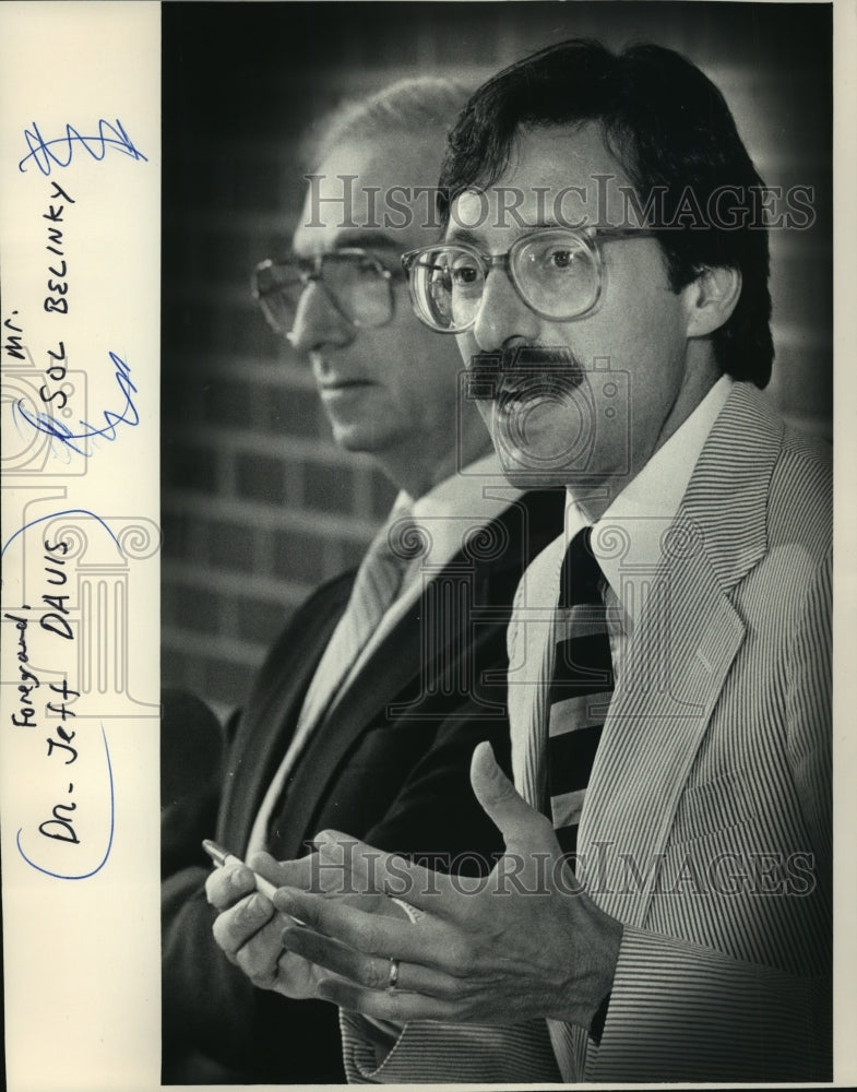 1986 Press Photo Dr. Jeff Davis and Mr. Sol Belinky - mja91817 - Historic Images