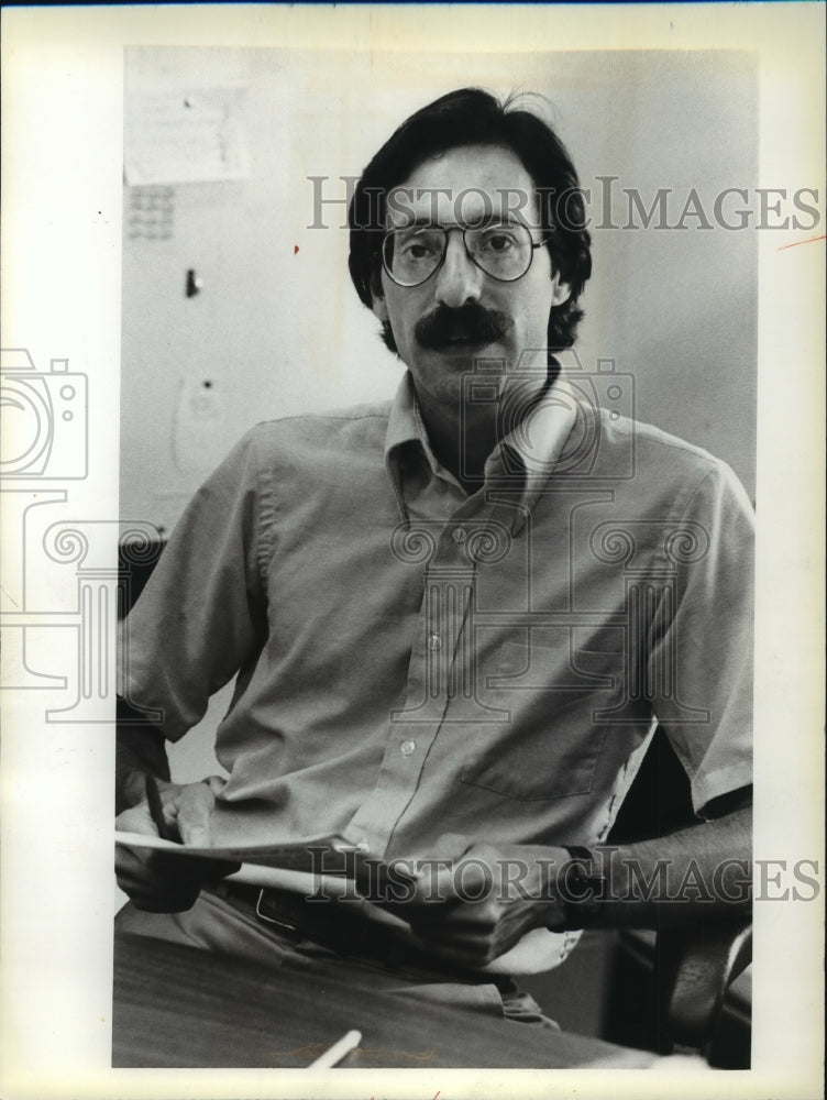 1981 Press Photo Epidemiologist Jeff Davis, in his Madison Office - mja91819 - Historic Images