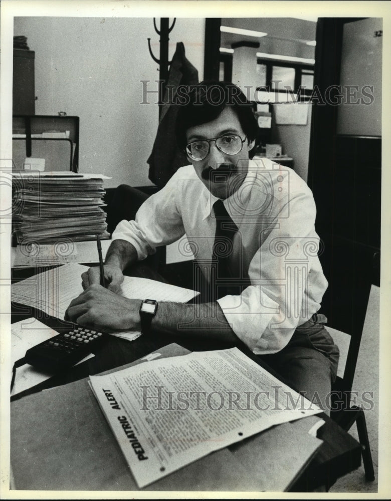 1980 Press Photo State Epidemiologist Jeffrey Davis; Wisconsin - mja91821 - Historic Images