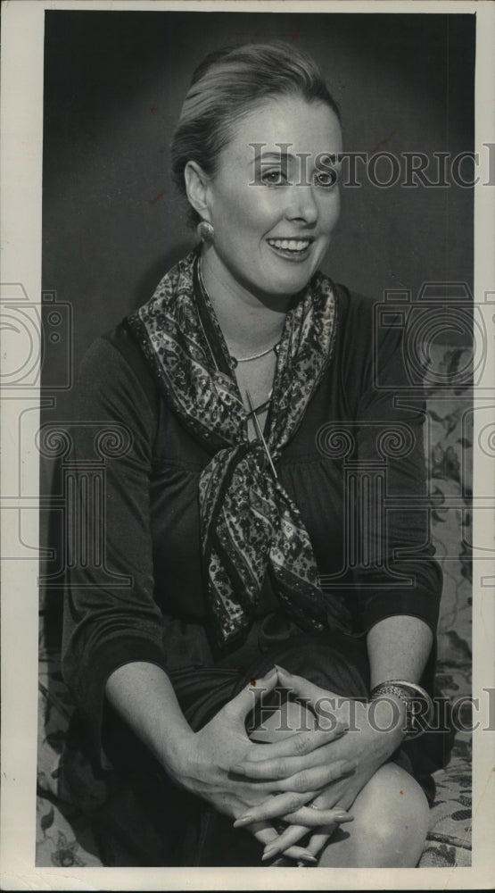 1975 Press Photo Mrs. John (Mo) Dean, wife of Watergate defendant - Historic Images