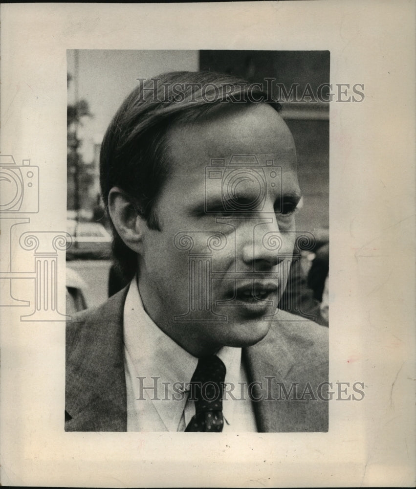 1973 Press Photo John Dean leaves Alexandria National bank with secret documents - Historic Images