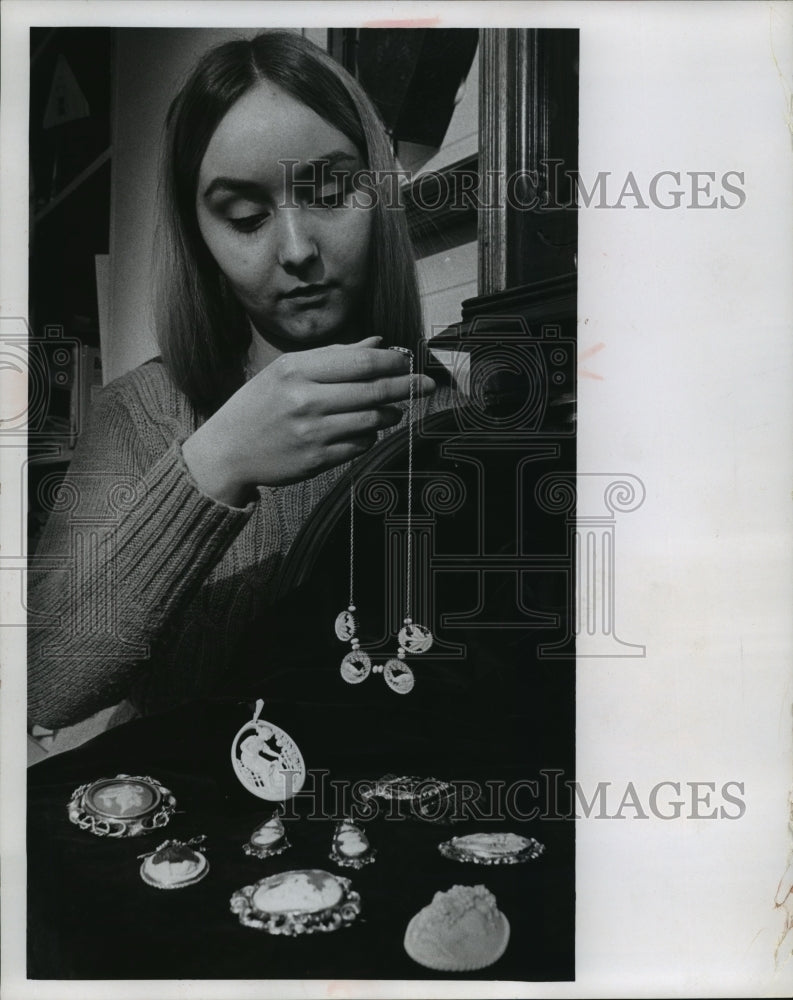1967 Press Photo Milwaukee museum&#39;s Shari Wilson with staghorn necklace - Historic Images