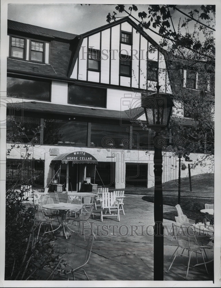 1974 Press Photo Remodeling at former Seven Seas restaurant in Delafield-Historic Images