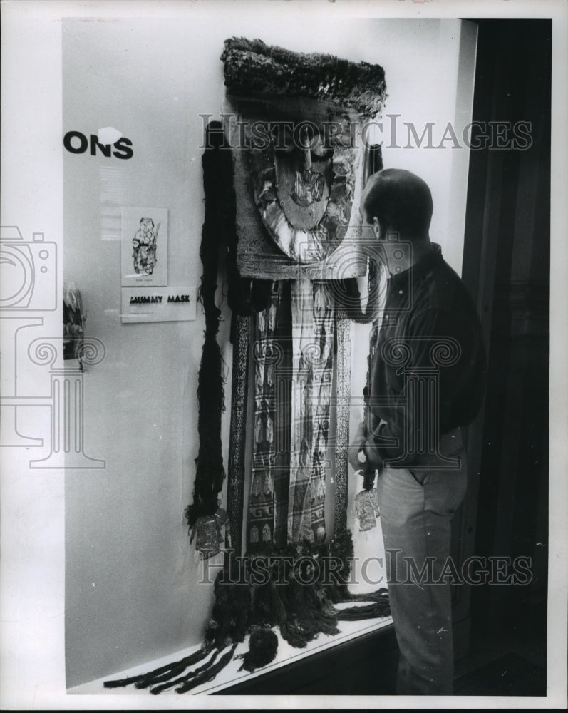 1961 Press Photo Lee Tishler looks at peruvian burial mask at Milwaukee Museum - Historic Images