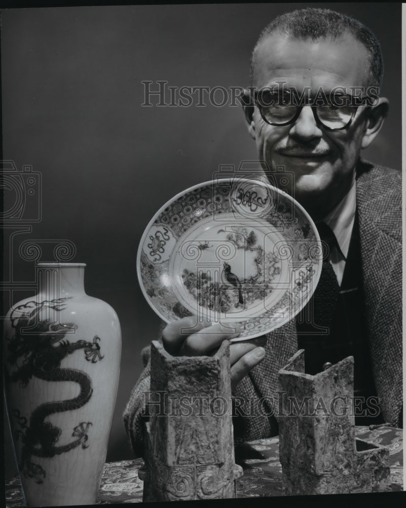 1955 Press Photo Elmer Goessi holds Chinese porcelain at Milwaukee Public Museum-Historic Images