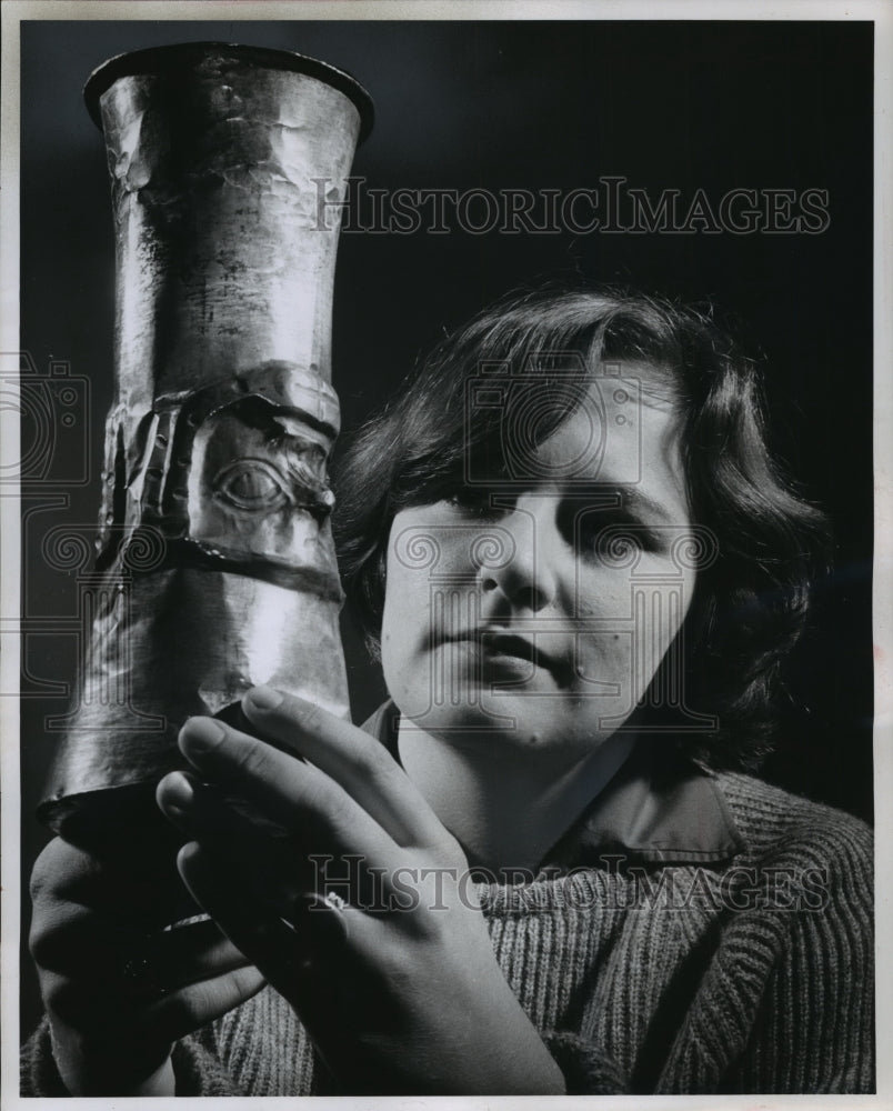 1960 Press Photo Sally Ann Zych with Inca silver drinking vase, Milwaukee Museum - Historic Images