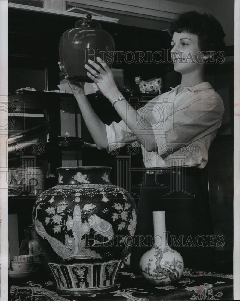 1959 Press Photo Constance Grobowski holds 18th c. jar, Milwaukee Public Museum - Historic Images