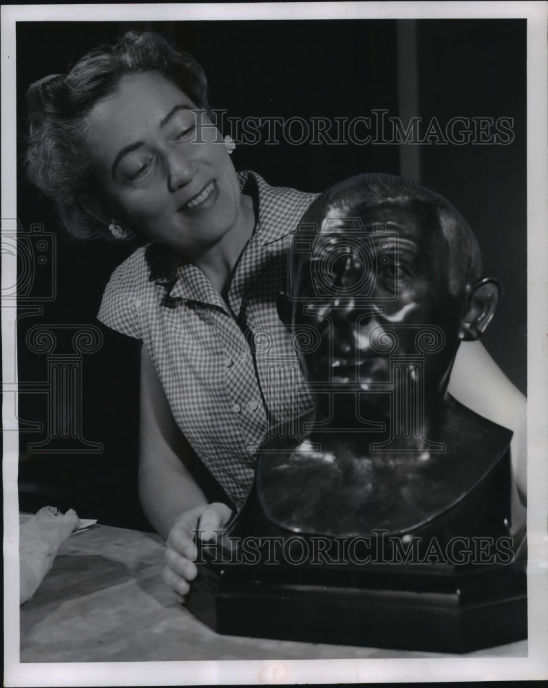 1957 Press Photo Dorothy Heederick with bronze bust at Milwaukee Public Museum - Historic Images