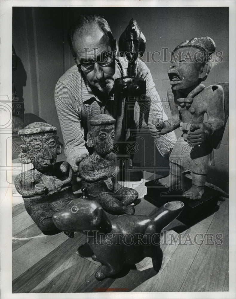 1971 Press Photo Robert Ritzenthaler with artifacts at Milwaukee Public Museum - Historic Images