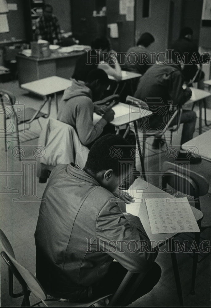 1985 Press Photo Students in a classroom - mja91940 - Historic Images