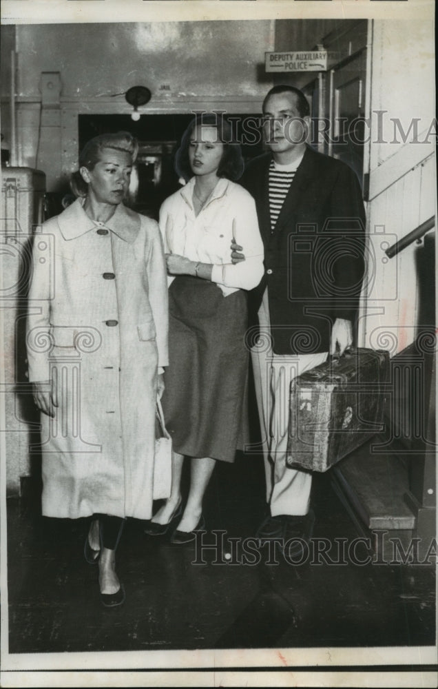 1957 Press Photo Cheryl Crane, Lana Turner and Stephen Crane at police station-Historic Images