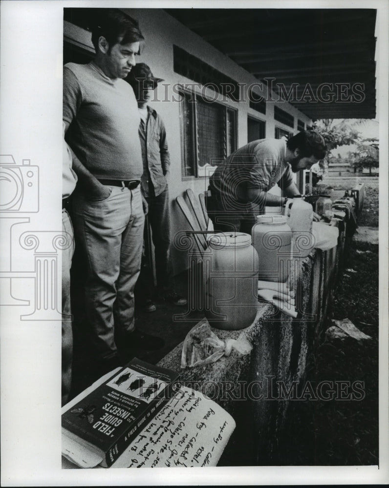 1977 Press Photo Richard Sajdak, zoologist preserved frogs at makeshift lab.-Historic Images