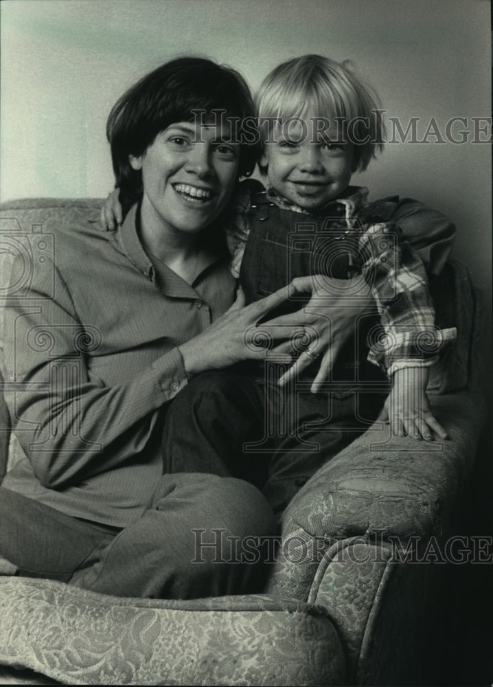 1987 Press Photo Susan Dansand plays with her son Jeremiah John in Milwaukee - Historic Images
