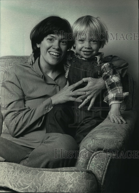 1987 Press Photo Susan Dansand plays with her son Jeremiah John in Milwaukee - Historic Images