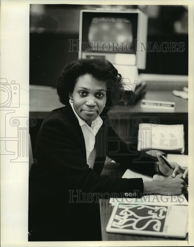 1981 Press Photo Gwendolyn Dansby Milwaukee Account Executive for Merrill Lynch - Historic Images