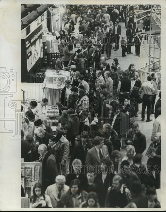 Press Photo a big crowd at the Milwaukee Sentinel Sports-Travel & Boat Show-Historic Images