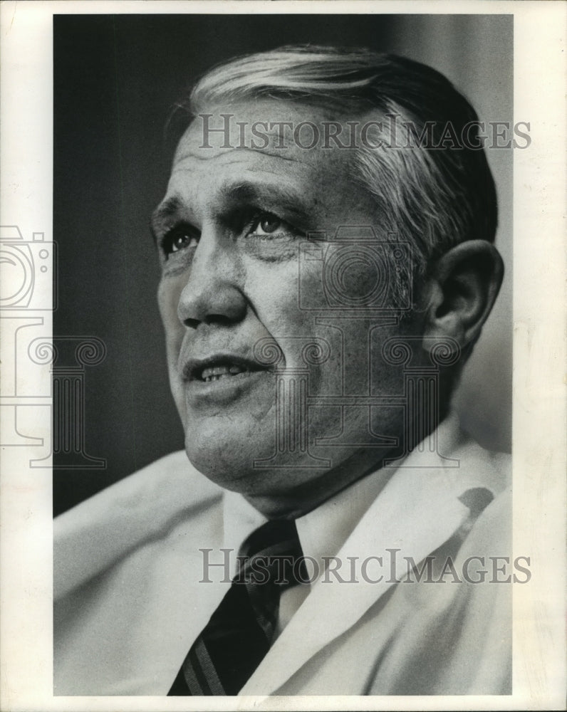 1973 Press Photo Dr. Robert E. Cooke, University of Wisconsin Health Sciences-Historic Images