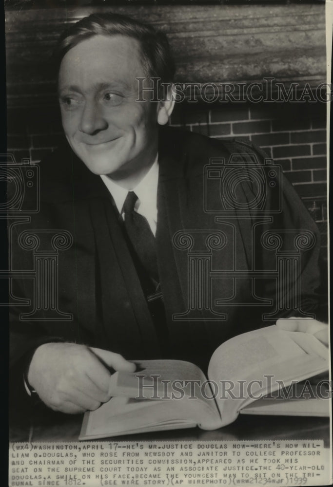 1939 Press Photo William O. Douglas as he took his Oath as an Associate Justice - Historic Images