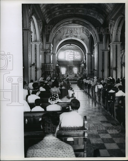 1964 Press Photo Cuban people in a church - mja92129-Historic Images