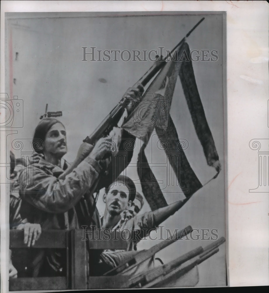 1962 Press Photo Cuban Militiaman Waves Flag in Reaction to American Action-Historic Images