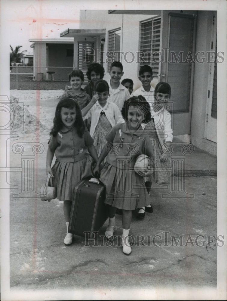 1962 Press Photo Cuban refugee children taken to new temporary home in Florida- Historic Images