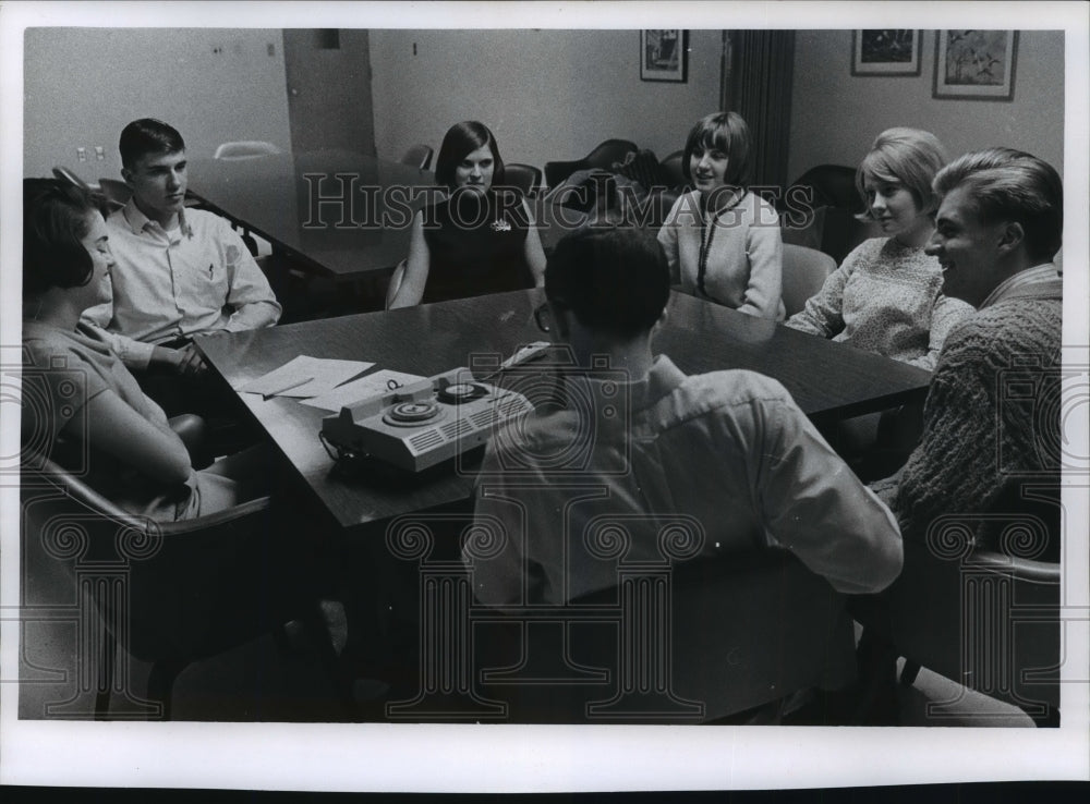 1966 Press Photo Visitors in the conference room at the Milwaukee Journal-Historic Images