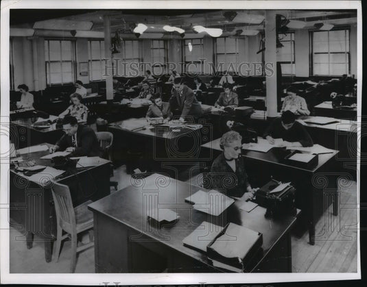 1949 Press Photo Workers in the MilwaukeeS entinel Accounting Department - Historic Images