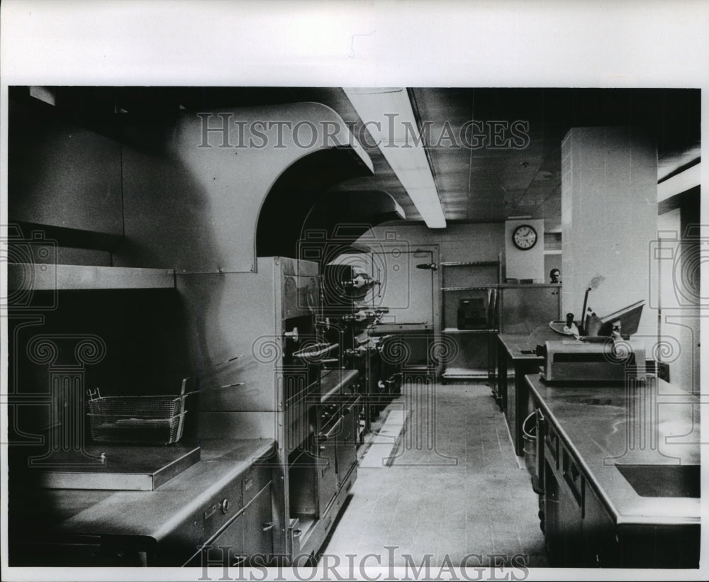 1968 Press Photo Milwaukee Journal cafeteria, Wisconsin - Historic Images