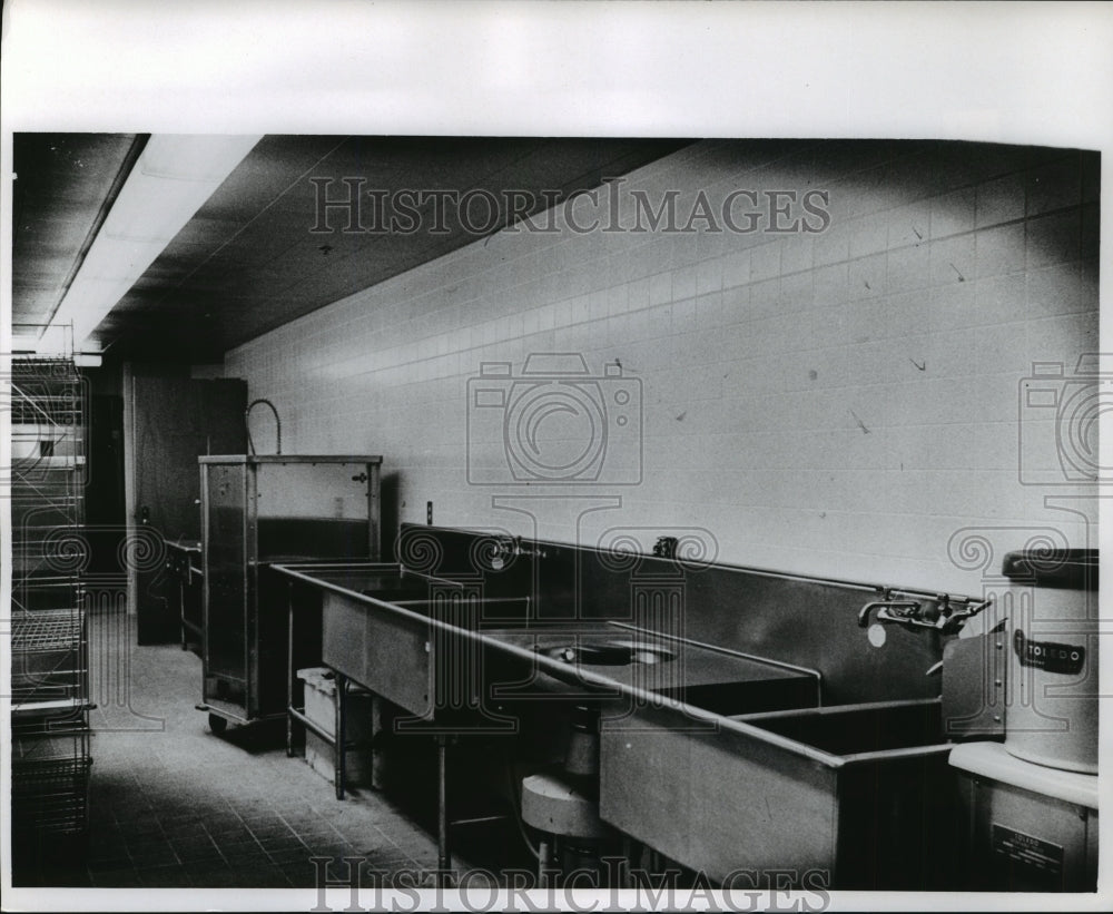 1968 Press Photo Milwaukee Journal cafeteria, Wisconsin - Historic Images