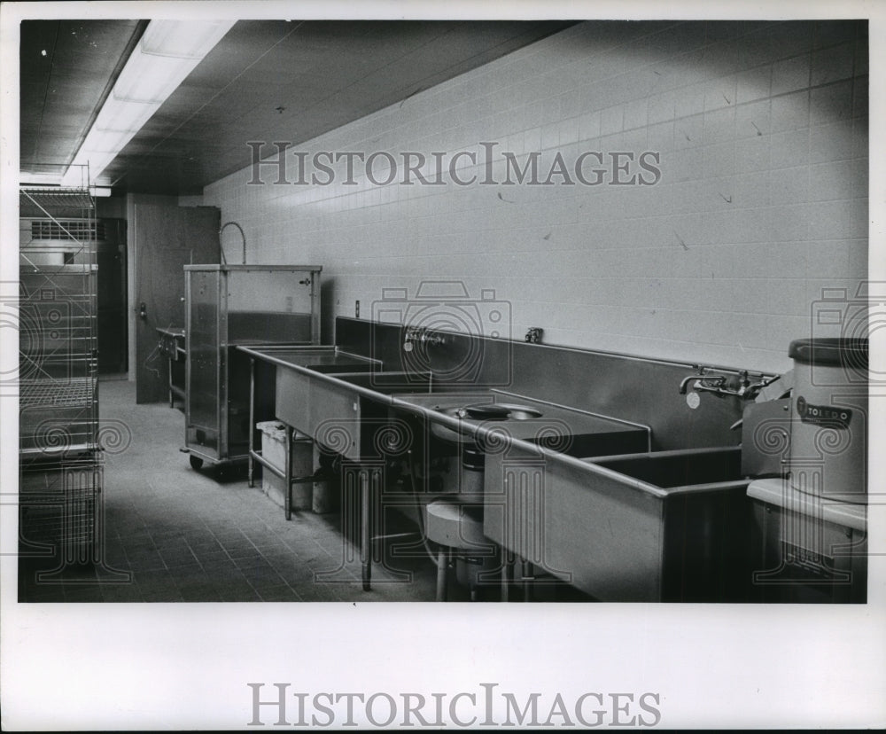 1962 Press Photo Milwaukee Journal cafeteria, Wisconsin - Historic Images