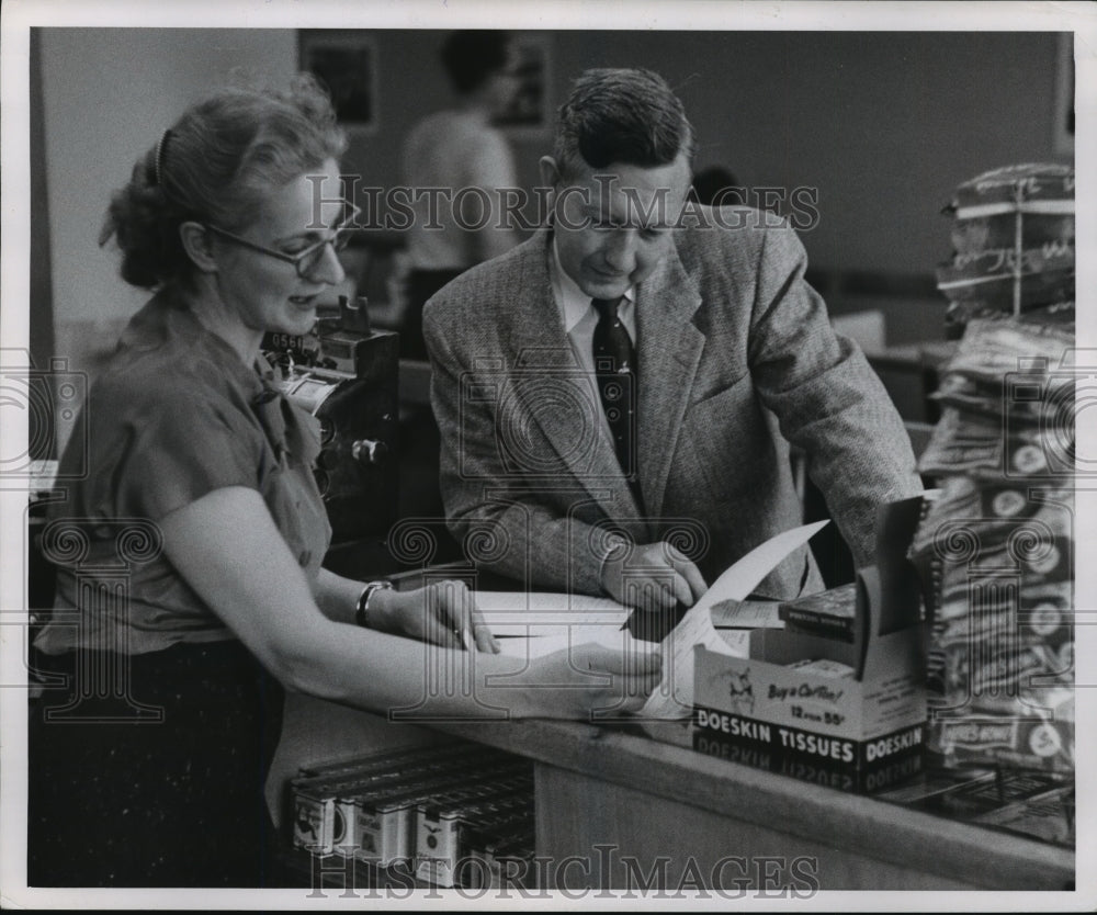 1956 Press Photo Employees interact in Milwaukee Journal cafeteria, Wisconsin - Historic Images