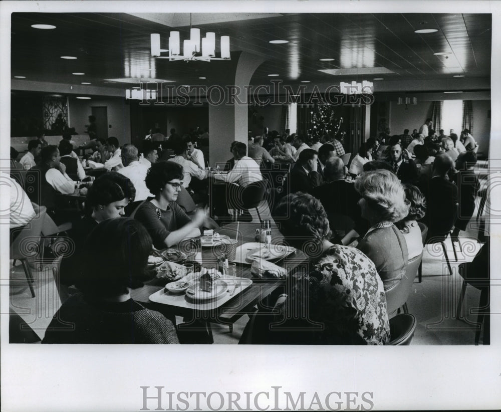 1966 Press Photo The Milwaukee Journal Cafeteria - Historic Images
