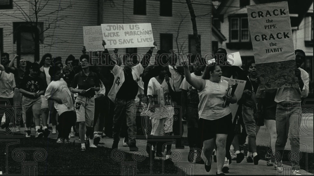 1991 Press Photo Candlelight march against drugs in Milwaukee - mja92301 - Historic Images