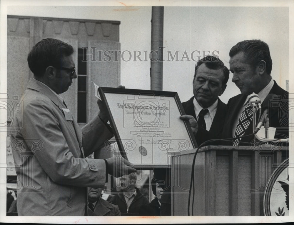 1972 Press Photo Legacy of Parks dedication ceremony at Waukesha City Hall- Historic Images