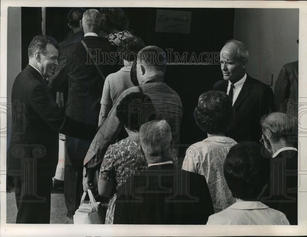 1966 Press Photo Glenn Davis and William Proxmire shake hands with the public-Historic Images
