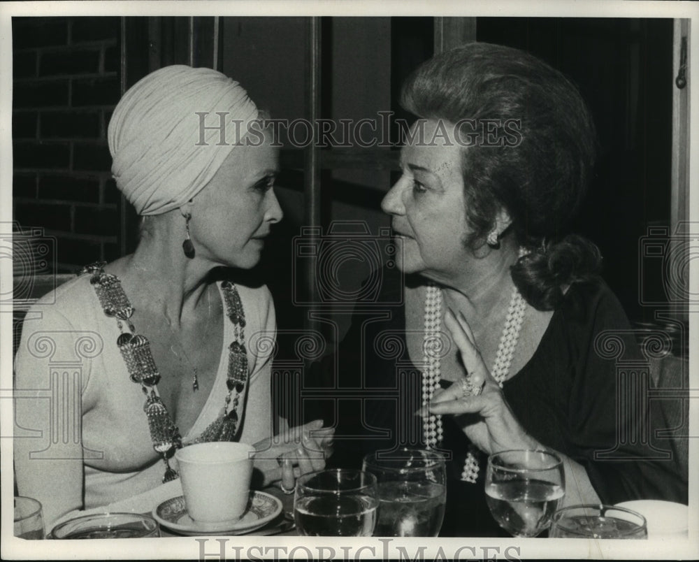 1974 Press Photo Jane Powell (left) and Ethel Merman chat at a party in New York - Historic Images