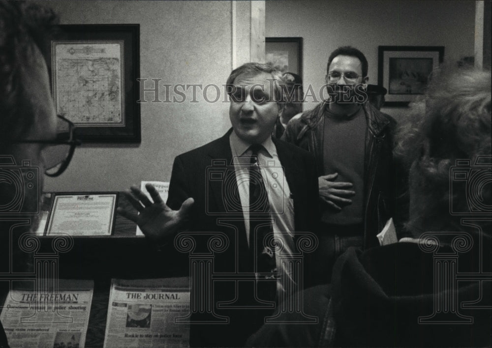 1993 Press Photo Norman A. Cummings County Director of Finance speaks - Historic Images